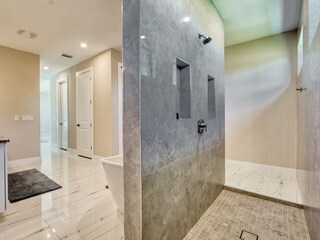 Badezimmer 1 (Dusche & Badewanne)