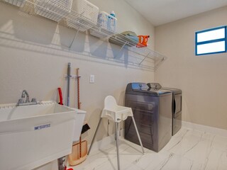 Wäscheraum mit Waschmaschine und Trocker