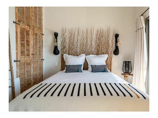 The Turquoise Room with Ostriches and its Bed