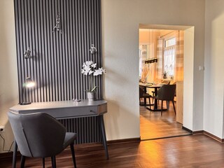 Eingangsbereich mit Sicht in den Essbereich