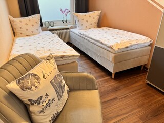 Schlafzimmer mit 2 Einzelbetten 90x200
