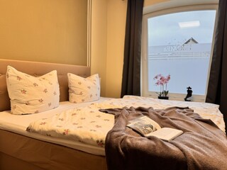 Schlafzimmer mit großem Boxspringbett