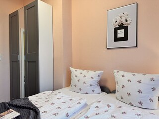 Schlafzimmer mit großem Boxspringbett