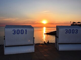 Sonnenuntergang aus dem Strandkorb beobachten