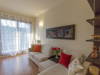 Bright living room with view of the garden.