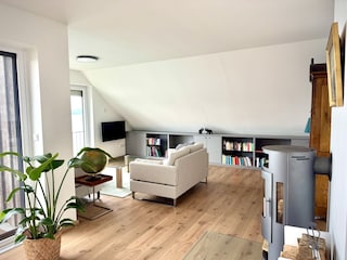 Geräumiges Wohnzimmer mit Blick auf den Plöner See