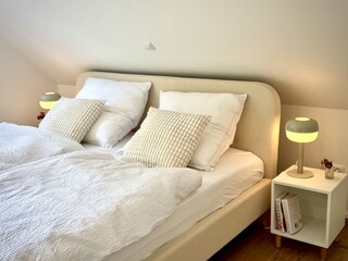 Schlafzimmer mit Doppelbett und Schrank