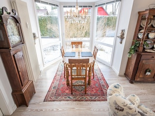 Glaserker mit Blick in den Garten