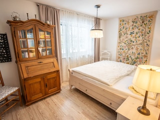 Schlafzimmer mit Winter- und Sommerdecken