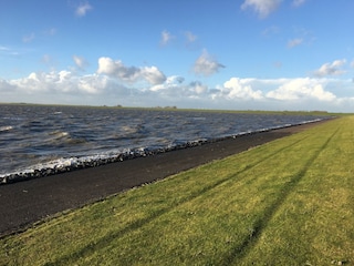 Hinter dem Haus die Nordsee