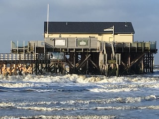 5 Pfahlbauten mit Restaurants am Strand laden ein