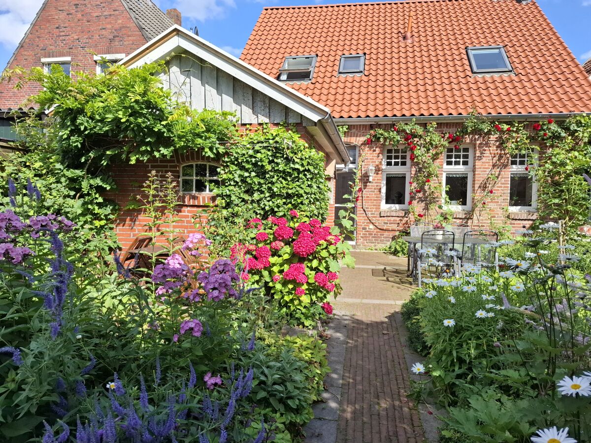 Haus Muschelgiebel von der Gartenseite