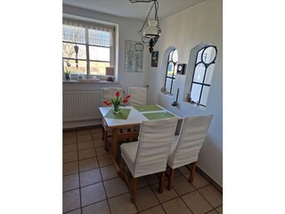 Eine Ausziehplatte u. einen Ki.-Hochsitz gibt es auch.