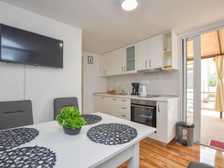 Trailer Biograd Features 26