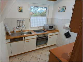 Küche mit Geschirrspüler und Backofen