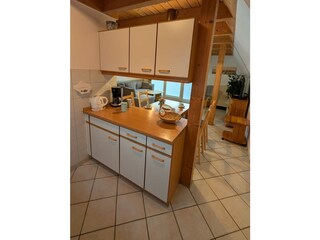 Küche mit Durchreiche zum Esstisch