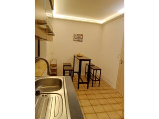 Küche mit Eß- und Sitzmöglichkeiten