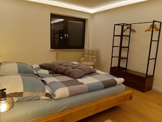 großes Schlafzimmer mit Doppelbett