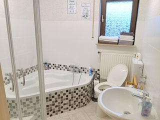 Bad mit Dusche und Sitzbadewanne