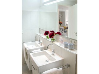 Doppelwaschbecken im Bad