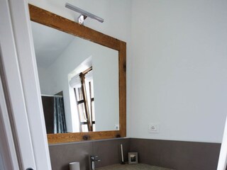 Das Bad mit alten Holzelementen