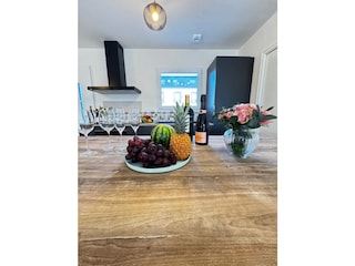 Blick vn der bar in die Küche