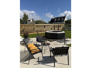Louge Blick in den Garten und auf den Jacuzzi