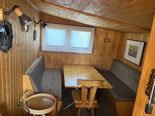 Nebengebäude mit Duschmöglichkeit und Sitz/Schlafkombi