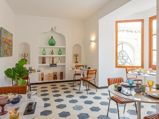 Cave dwelling Sineu Features 68