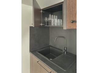 Umfangreich ausgestattete Küchenzeile – OHNE Backofen