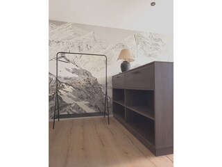 Offene Ankleide mit Kleiderstange & geräumiger Kommode