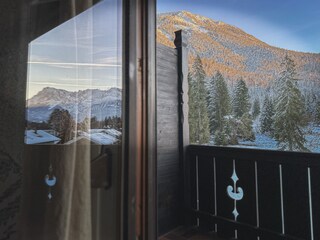 Die Aussicht vom Balkon auf die umliegenden Alpen
