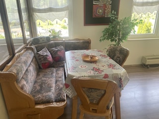 Zusätzliche Essecke im Wohnzimmer