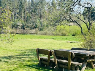 Der große Garten mit Sitzgelegenheit und Fußballtor