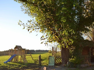 Spielplatz und Gartenlaube