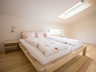 Das Elternschlafzimmer mit Doppelbett.