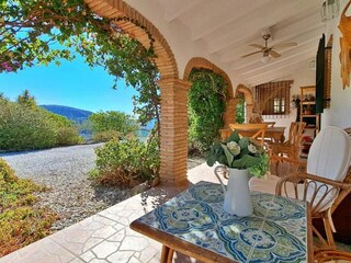 der Sitzplatz auf der überdachten Terrasse