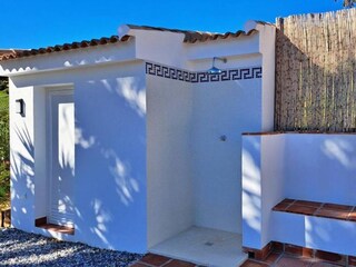 WC und Außendusche am Pool