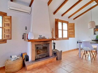 der Kamin spendet wohlige Wärme an kühlen Tagen