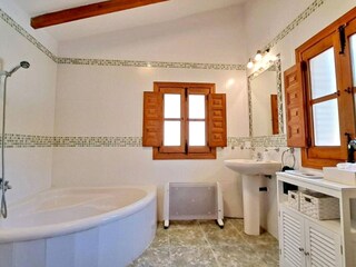 das andere Bad hat eine Duschbadewanne