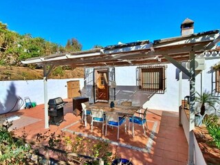 der Sitzplatz mit Grill vor der Küche