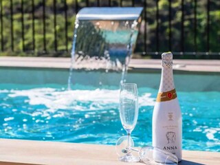 der beheizte Pool mit Whirlpool erwartet Sie