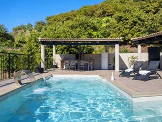 traumhafte Terrasse mit überdachtem Sitzplatz