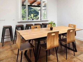 der separate Essbereich mit Blick auf die Poolterrasse