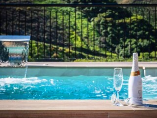 entspannte Stunden am Pool genießen