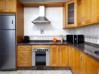 die komplett ausgestattete Küche