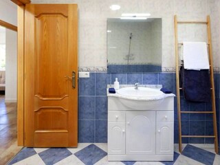 ein Bad mit Waschbekcken, Badewanne, Bidet und WC