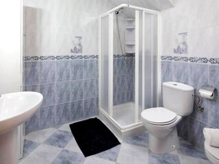 Bad 2 mit einer Dusche, Waschbecken, Bidet und WC