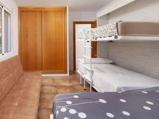 Schlafzimmer 2 mit einem großen Sofa und Schrank