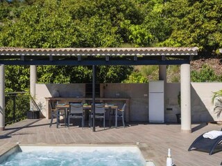 Essplatz mit Grill und Kühlschrank